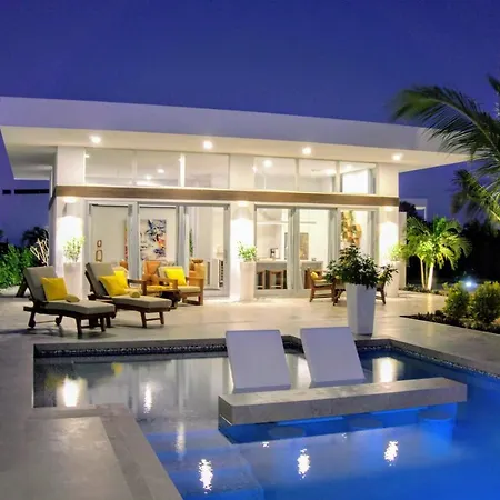 White Villas - Romantic Getaway - Oceanside Large Modern Studio With Pool, 500Ft From Long Bay Beach